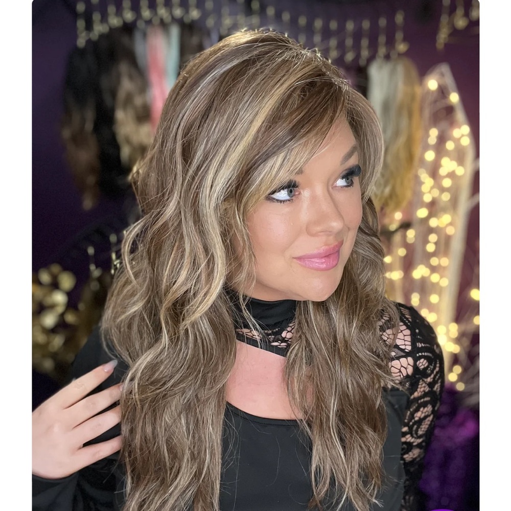 NWT Chic Lifestyles Thea Vanilla Spice Luxury Wig tried on 1 time